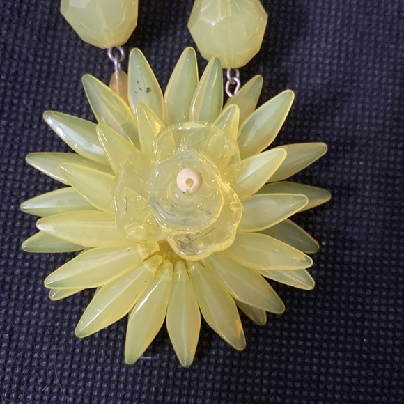 Vintage Acrylic yellow sunflower necklace with dangling matching earrings - Picture 4 of 7